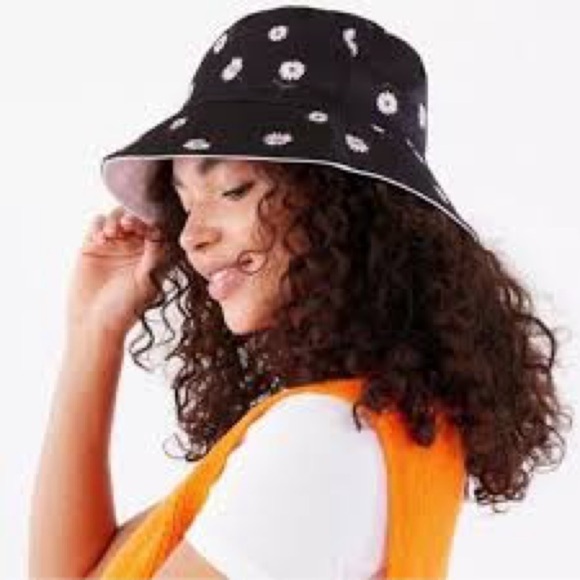 Alice + Olivia Reversible Daisy Bucket Hat OS - Picture 2 of 6